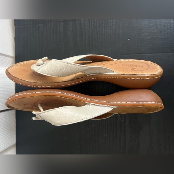 BORN Flat Thong Sandals Off White Leather - Picture 5 of 9